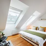 Apartment With Balcony And Parking Near The Prague Museum